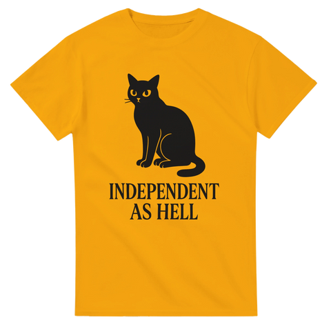 Gul t-shirt med svart silhuett av katt och texten "Independent As Hell" i retrostil