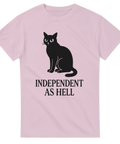 Rosa t-shirt med svart silhuett av katt och texten "Independent As Hell" i retrostil