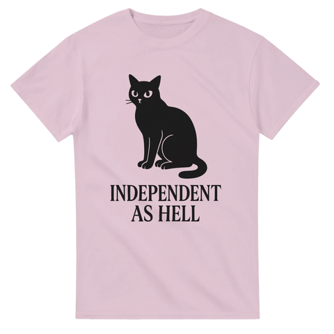 Rosa t-shirt med svart silhuett av katt och texten "Independent As Hell" i retrostil