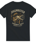 Svart t-shirt med kraftfull illustration av en gös som hugger på jigg, text "Jiggmaster – Zander Unit – North Lakes"