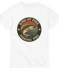 Vit t-shirt med retrobadge i regnbågsfärger och illustration av gädda, texten "King of Pike – Fishing Pro"