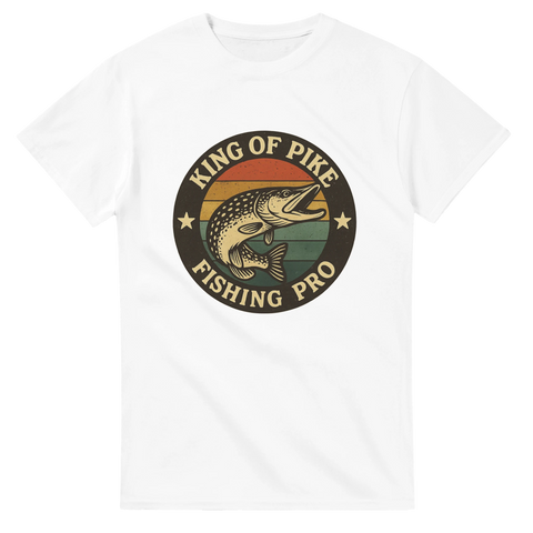 Vit t-shirt med retrobadge i regnbågsfärger och illustration av gädda, texten "King of Pike – Fishing Pro"