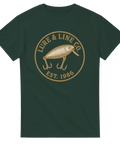 Mörkgrön t-shirt med vintagebadge i guld med fiskedrag och texten "Lure & Line Co. – Est. 1986"