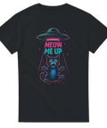 Svart t-shirt med neonfärgad tecknad katt som strålas upp av ett UFO, med texten "Meow Me Up"