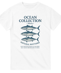Vit t-shirt med tre stiliserade makrillar, text "Ocean Collection – Natural Rhythms" i marin typografi