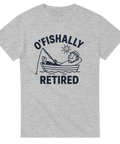 Ljusgrå t-shirt med tecknad figur som fiskar från båt, texten "O’fishally Retired" i lekfull stil

