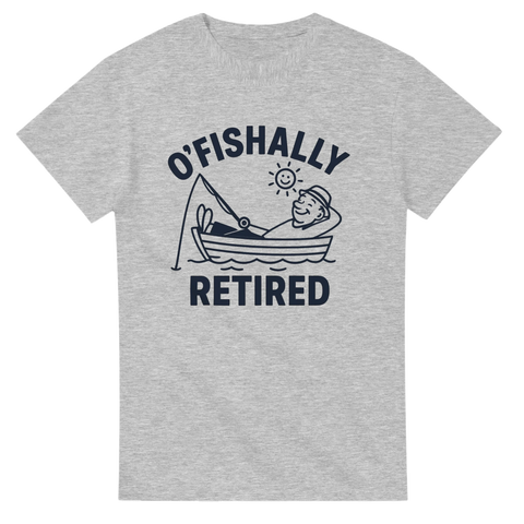 Ljusgrå t-shirt med tecknad figur som fiskar från båt, texten "O’fishally Retired" i lekfull stil

