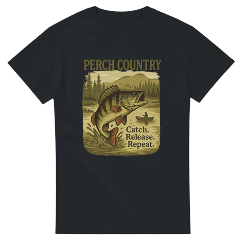 Svart t-shirt med abborre som hoppar framför skogssjö, text "Perch Country – Catch. Release. Repeat."