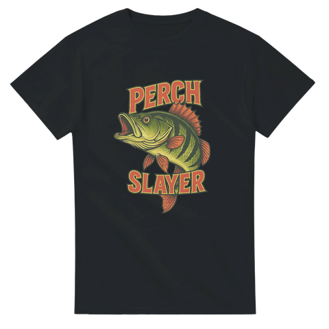 Svart t-shirt med aggressiv illustration av abborre och texten "Perch Slayer" i röd-gul retrostil