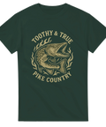 Mörkgrön t-shirt med ilsket gäddmotiv omgiven av eldflammor, text "Toothy & True – Pike Country"
