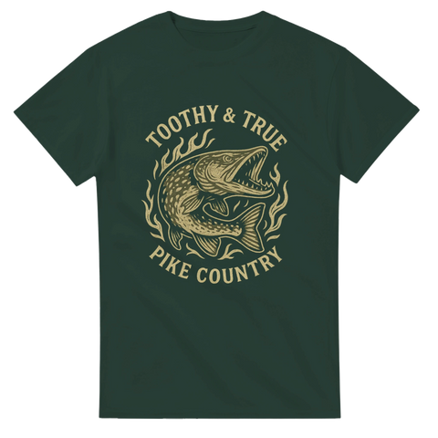 Mörkgrön t-shirt med ilsket gäddmotiv omgiven av eldflammor, text "Toothy & True – Pike Country"