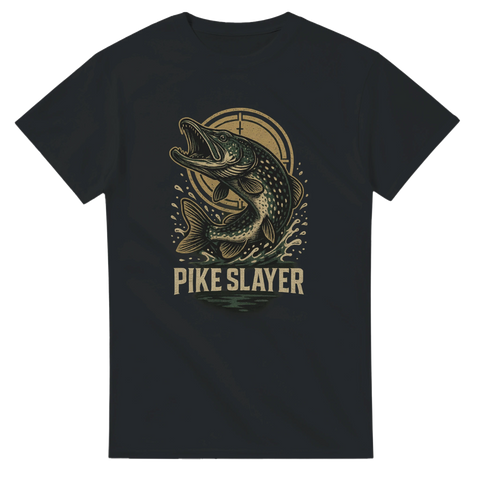 Svart t-shirt med gädda i språng framför ett kikarsikte, texten "Pike Slayer" i kraftfull stil