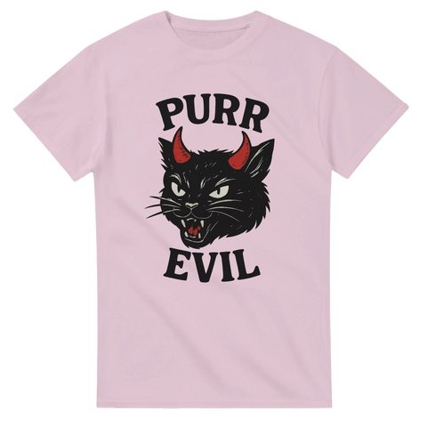 Ljusrosa t-shirt med svart katt med röda horn och texten "Purr Evil"