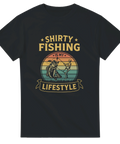 Svart t-shirt med retroillustration av fiskare och stor fisk mot solnedgång, text "Shirty Fishing is My Lifestyle"