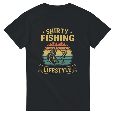 Svart t-shirt med retroillustration av fiskare och stor fisk mot solnedgång, text "Shirty Fishing is My Lifestyle"