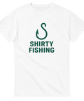 Vit t-shirt med grön fiskekrok formad som ett "S" och texten "Shirty Fishing" i bold stil
