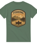 Grön t-shirt med badge-motiv av en ensam fiskare i roddbåt på stilla sjö med berg i bakgrunden och texten "Fishing"