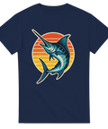 Marinblå t-shirt med färgstark illustration av en blå marlin framför en retro solnedgång i orange och rött.