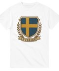 Vit t-shirt med vapensköld i blått och gult, svensk flagga och texten “Sverige”