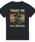 Svart t-shirt med pestdoktor och texten “Trust Me, I’m a Doctor”