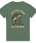 Grön t-shirt med illustrerad gös som hoppar upp ur vattnet, text "Zander Fishing Co – Hooked for life"