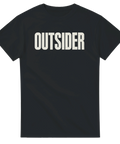 T-shirt med stort texttryck OUTSIDER i vit stilren font