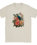 T-shirt med blågul papegoja och tropiska blommor mot ljus bakgrund