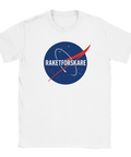 Vit t-shirt med NASA-inspirerad logotyp och texten "Raketforskare"