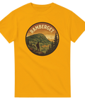 Gul t-shirt med badge-inspirerad illustration av Ramberget på Hisingen – siluett av vandrare och solbelysta kullar i retro outdoor-stil