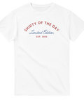 Vit t-shirt med collegeinspirerad text “Shirty of the Day – Limited Edition – Est. 2025” – exklusivt Shirty-motiv.