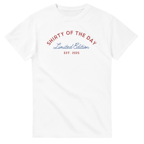 Vit t-shirt med collegeinspirerad text “Shirty of the Day – Limited Edition – Est. 2025” – exklusivt Shirty-motiv.