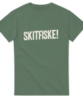 Grön t-shirt med enkel text i vitt: "SKITFISKE!" i versaler. Perfekt för Sportfiskare