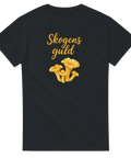 Rolig t-shirt med motiv av kantareller och texten Skogens guld. Perfekt för svampplockare och naturälskare.