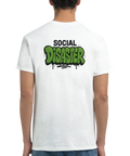 Vit t-shirt med texten Social Disaster i grön grafisk stil på ryggen