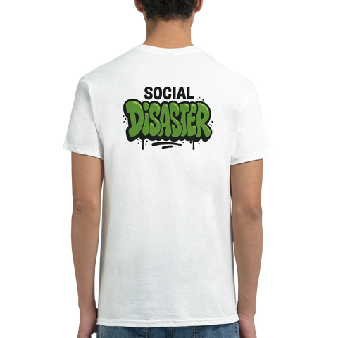 Vit t-shirt med texten Social Disaster i grön grafisk stil på ryggen