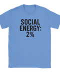 Blå t-shirt med svart text “Social Energy: 2%” – en trött och rolig kommentar på social utmattning