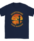 T-shirt med motiv av barn som fiskar i solnedgång och texten Sportfiskare sedan barnsben