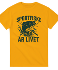 Gul t-shirt med grafiskt motiv av fisk som hugger framför två fiskespön och texten "Sportfiske är livet" – perfekt för sportfiskare och outdoorfans
