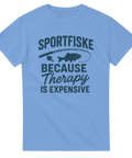 Blå t-shirt med grafiskt motiv av fisk, fiskespö och texten "Sportfiske Because Therapy is Expensive" – humoristisk t-shirt för sportfiskare