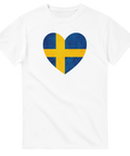 Vit t-shirt med hjärtformat motiv i blågula svenska flaggans färger – stilren nationaldagsdesign.