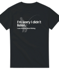 Svart t-shirt med vit text “I’m sorry I didn’t listen. I was thinking about fishing” och siluett av fiskare – perfekt för sportfiskare.