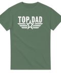 Militärgrön t-shirt med vit retrotext “Top Dad” och stjärnvingar – perfekt fars dag-tröja.