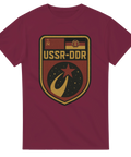 Vinröd t-shirt med retrodesign, USSR-DDR rymdpatch, Sovjet och DDR-samarbete i rymden, perfekt för historienördar och retroälskare
