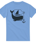 Blå t-shirt med svart val, segelbåt i flaska och ankare