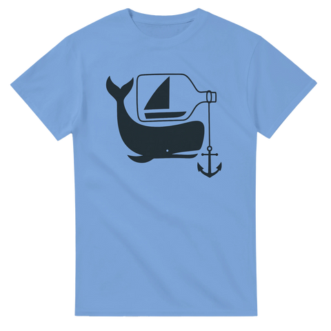 Blå t-shirt med svart val, segelbåt i flaska och ankare