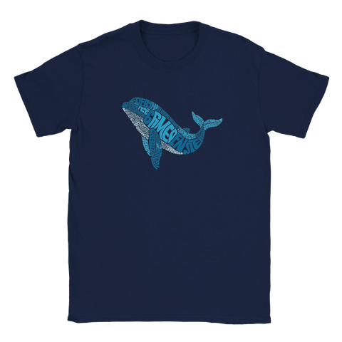 Marinblå t-shirt med grafiskt motiv av en val i blå textdesign