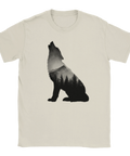 T-shirt med ylande varg fylld med skog och berg i svartvit design
