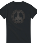 Svart t-shirt med vikingainspirerat motiv av Tors hammare Mjölner inramad av nordiskt mönster – kraftfullt mytologiskt tryck.