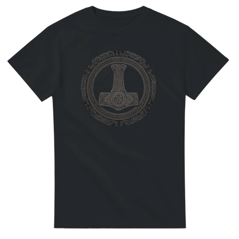Svart t-shirt med vikingainspirerat motiv av Tors hammare Mjölner inramad av nordiskt mönster – kraftfullt mytologiskt tryck.