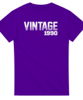 Lila t-shirt med vit text “Vintage 1990” – retro födelseårströja för 90-talister.